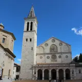 Piazza del Duomo, dove si trova Spoleto, con la cattedrale romanica e il campanile.