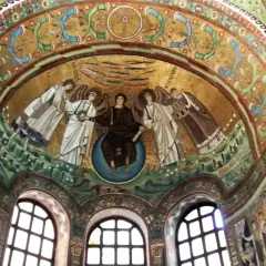 Mosaici bizantini a Ravenna: Cristo in maestà circondato da angeli, una delle principali attrazioni della città.