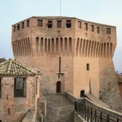 Rocche e torri in mattoni a Mondavio, un luogo da scoprire.
