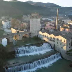 Cascata e ponte in pietra a Fermignano, cosa vedere per un tuffo nella storia.
