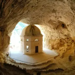 Tempio di Valadier, un gioiello nascosto nelle Marche, meta imperdibile per il turismo.