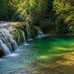 Cascate di smeraldo e rocce muschiose, un angolo di paradiso naturale. Le cascatelle di Cingoli creano un'oasi di pace.