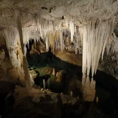 Stalattiti e stalagmiti creano un paesaggio surreale in queste **grotte da visitare**. Un mondo sotterraneo da esplorare.