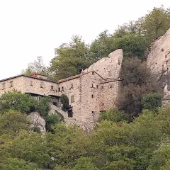 Antico eremo in pietra aggrappato alla roccia, un luogo suggestivo dove si trova Pieve Santo Stefano.