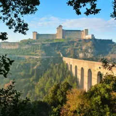 Ponte delle Torri e Rocca Albornoziana, icone di Spoleto cosa vedere. Un panorama mozzafiato tra alberi e storia.