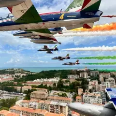 Le Frecce Tricolori sorvolano Ancona, lasciando scie colorate che ricordano il tricolore italiano.