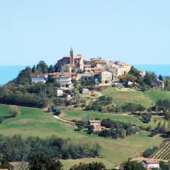 Borgo collinare di Montefiore dell'Aso con vista sul mare Adriatico.