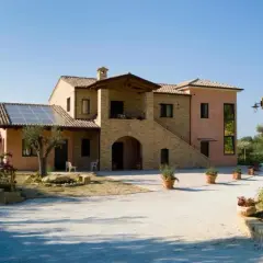 Casette d'estate con pannelli solari e un ampio cortile. Ideale per spacci di prodotti locali.