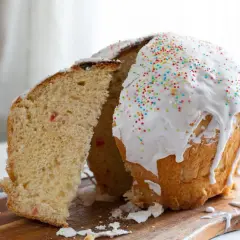 Pizza dolce di Pasqua marchigiana, soffice e decorata con glassa bianca e zuccherini colorati, pronta per essere gustata.