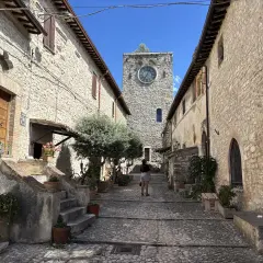 Arrone: un vicolo con torre dell'orologio e case in pietra. Scopri cosa vedere in questo borgo medievale.