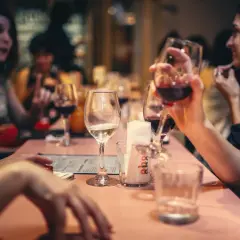 Amici brindano a Viterbo, un'idea su cosa fare la sera: cena e buon vino.