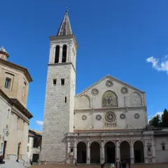 Piazza del Duomo, dove si trova Spoleto, con la cattedrale romanica e il campanile.