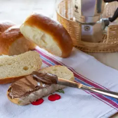 Morbidi panini pronti per essere farciti, uno con crema al cioccolato, come un delizioso maritozzo marchigiano.