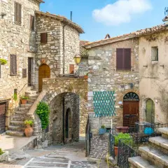 Antico borgo in pietra vicino alle Cascate delle Marmore, con vicoli stretti, scalinate e scorci suggestivi.