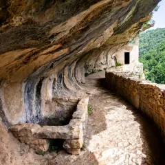 Sentiero roccioso verso l'eremo di San Bartolomeo, incastonato nella roccia con vista su boschi rigogliosi. Come arrivare?