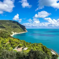 Costa verdeggiante con mare azzurro intenso, un angolo di paradiso nelle Marche.