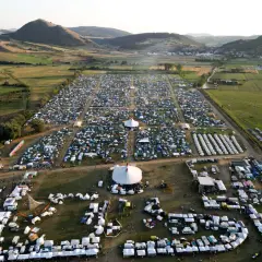 Vasta area campeggio per il festival celtico Montelago, con migliaia di tende e roulotte sotto le colline.