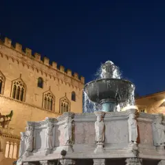 Fontana Maggiore di Perugia, un gioiello da ammirare. Tra le cose da vedere, questo capolavoro gotico con le sue sculture e l'acqua che zampilla.