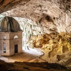 Tempio di Valadier, una meraviglia tra le grotte nelle Marche, incastonato nella roccia.