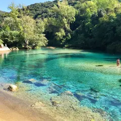 Acque cristalline e natura rigogliosa allo **stifone Mole di Narni**. Persone si godono il sole e il fresco in questo paradiso naturale.