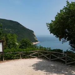 Sentiero panoramico a piedi tra Numana e Sirolo. Vista sul mare Adriatico e sul Monte Conero.