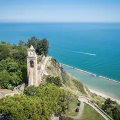 Torre dell'orologio a Fiorenzuola di Focara, con vista sul mare Adriatico vicino Pesaro.