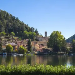 Borgo pittoresco sul lago, tra colline verdi e case colorate. Un luogo incantevole da scoprire, tra le cose da vedere a Terni.