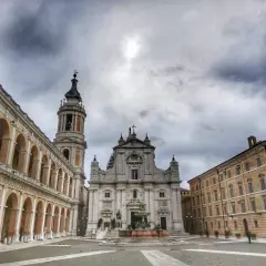 Piazza del Santuario a Loreto, con la Basilica e il Palazzo Apostolico. Un luogo da visitare per la sua storia e spiritualità.