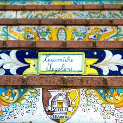 Scale decorate con ceramiche artistiche di Deruta, Perugia. Fiori bianchi su blu, stemmi e scritte a mano.