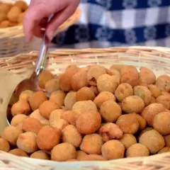 Cesto pieno di olive ascolane, uno dei piatti tipici delle Marche, pronte per essere servite.