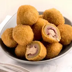 Olive ascolane fritte, con ripieno di carne. Gli ingredienti principali sono olive verdi, carne macinata e pangrattato.