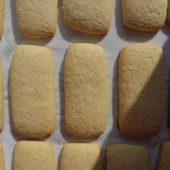 Biscotti con ammoniaca marchigiani, dorati e cosparsi di zucchero, pronti per essere gustati.