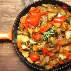 Frecandò ricetta: un saporito mix di verdure cotte in padella, con patate, peperoni rossi, melanzane e carote.