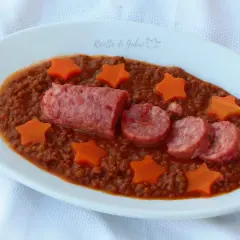 Piatto di lenticchie e cotechino alla marchigiana, decorato con stelline di carota. Un classico saporito e invitante.