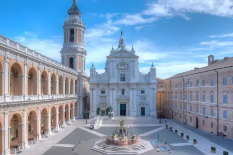 Piazza del Santuario di Loreto con la Basilica e il Palazzo Apostolico, un luogo di pellegrinaggio per la Madonna di Loreto.