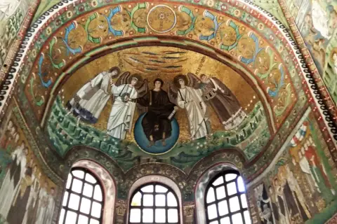 Mosaici bizantini a Ravenna: Cristo in maestà circondato da angeli, una delle principali attrazioni della città.
