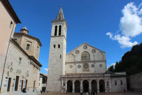 Piazza del Duomo, dove si trova Spoleto, con la cattedrale romanica e il campanile.