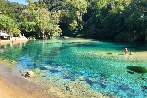 Acque cristalline e natura rigogliosa allo **stifone Mole di Narni**. Persone si godono il sole e il fresco in questo paradiso naturale.