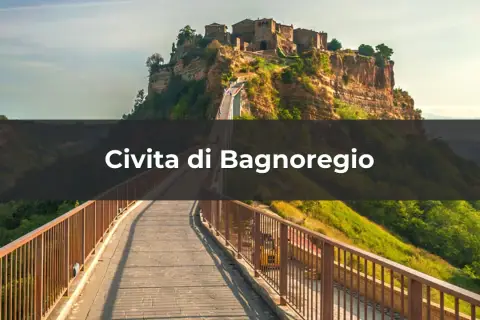 Il ponte pedonale conduce a Civita di Bagnoregio, un borgo medievale arroccato su una collina. Ecco cosa vedere in questo luogo magico.