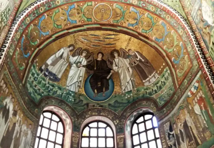 Mosaici bizantini a Ravenna: Cristo in maestà circondato da angeli, una delle principali attrazioni della città.