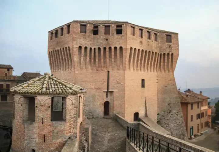 Rocche e torri in mattoni a Mondavio, un luogo da scoprire.