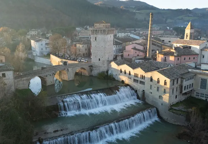Cascata e ponte in pietra a Fermignano, cosa vedere per un tuffo nella storia.