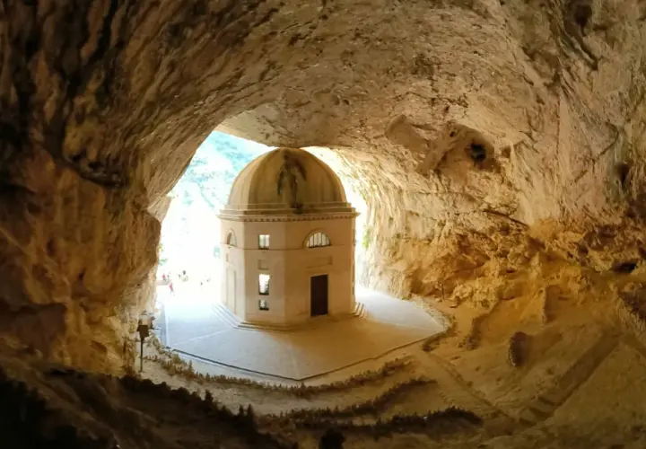 Tempio di Valadier, un gioiello nascosto nelle Marche, meta imperdibile per il turismo.
