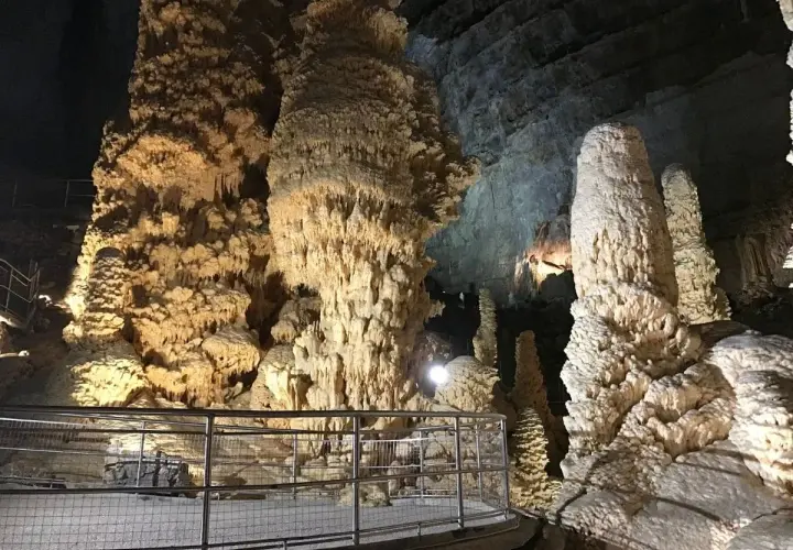 Grotte di Frasassi: curiosità naturali con imponenti stalagmiti e stalattiti illuminate, un percorso tra formazioni rocciose millenarie.
