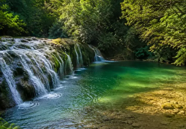 Cascate di smeraldo e rocce muschiose, un angolo di paradiso naturale. Le cascatelle di Cingoli creano un'oasi di pace.