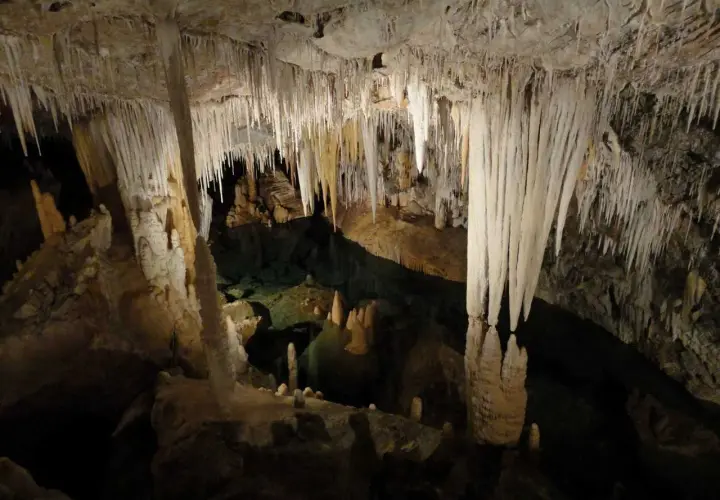 Stalattiti e stalagmiti creano un paesaggio surreale in queste **grotte da visitare**. Un mondo sotterraneo da esplorare.