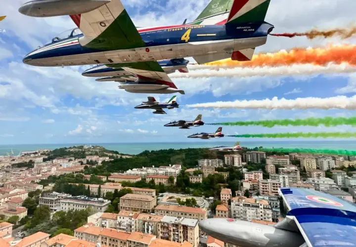 Le Frecce Tricolori sorvolano Ancona, lasciando scie colorate che ricordano il tricolore italiano.