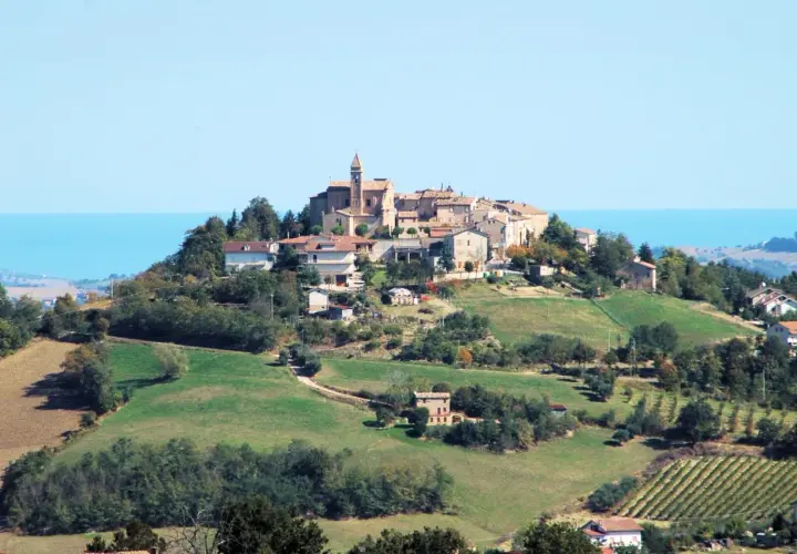 Borgo collinare di Montefiore dell'Aso con vista sul mare Adriatico.