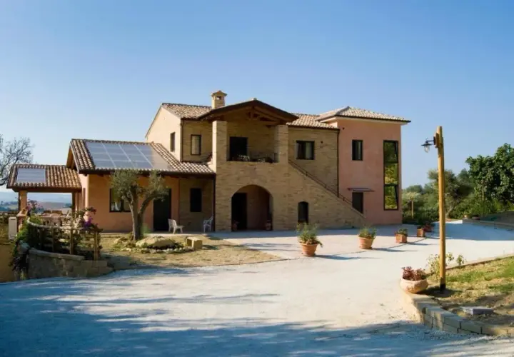Casette d'estate con pannelli solari e un ampio cortile. Ideale per spacci di prodotti locali.