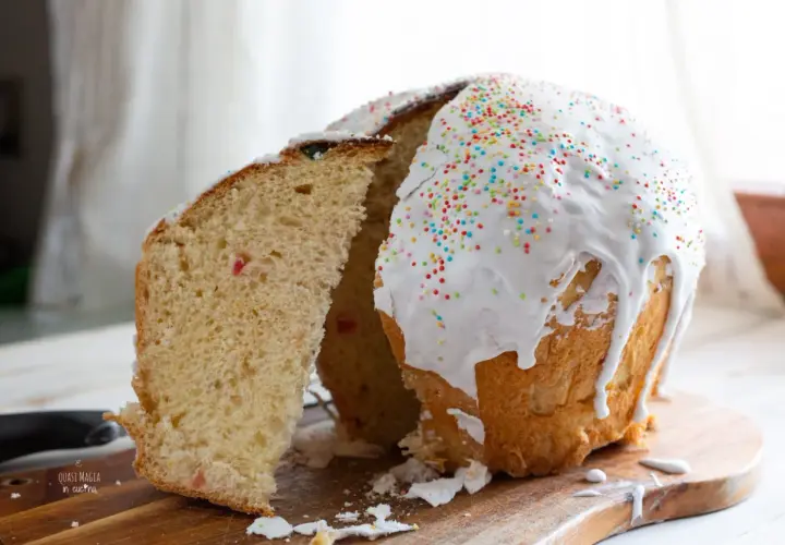 Pizza dolce di Pasqua marchigiana, soffice e decorata con glassa bianca e zuccherini colorati, pronta per essere gustata.
